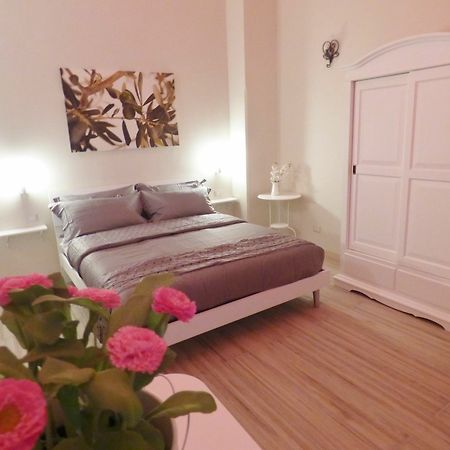 Bed and Breakfast Da Polly A Piazza Amedeo Neapel Exterior foto