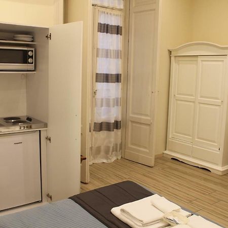 Bed and Breakfast Da Polly A Piazza Amedeo Neapel Exterior foto