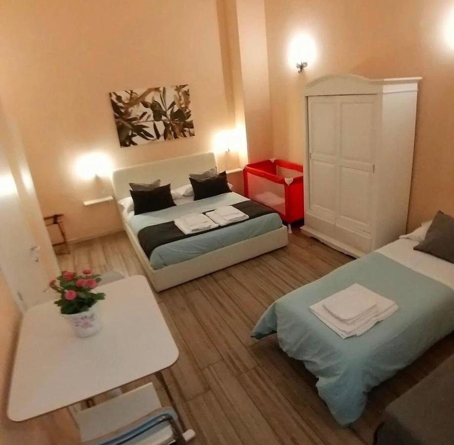 Bed and Breakfast Da Polly A Piazza Amedeo Neapel Exterior foto