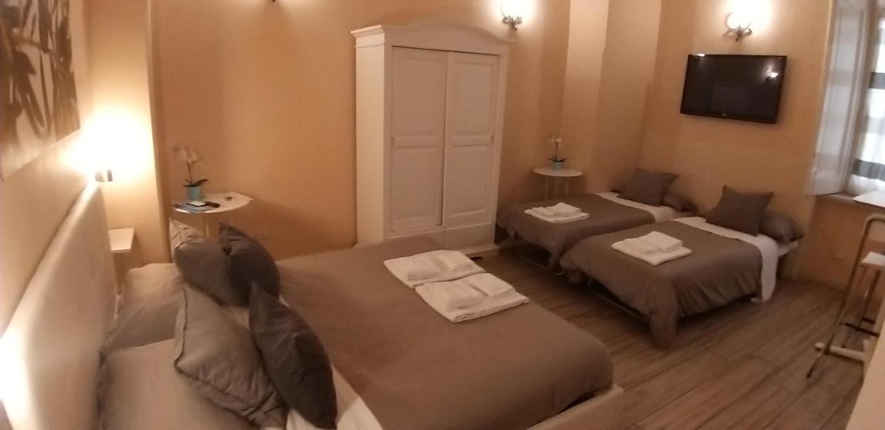 Bed and Breakfast Da Polly A Piazza Amedeo Neapel Exterior foto