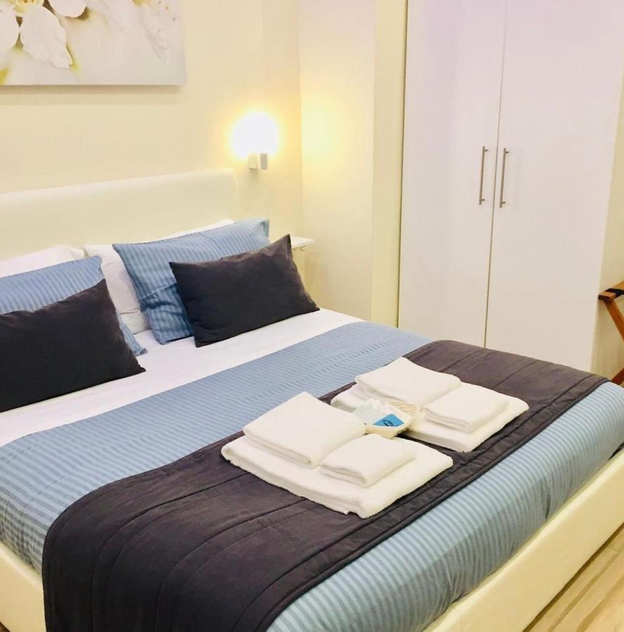 Bed and Breakfast Da Polly A Piazza Amedeo Neapel Exterior foto