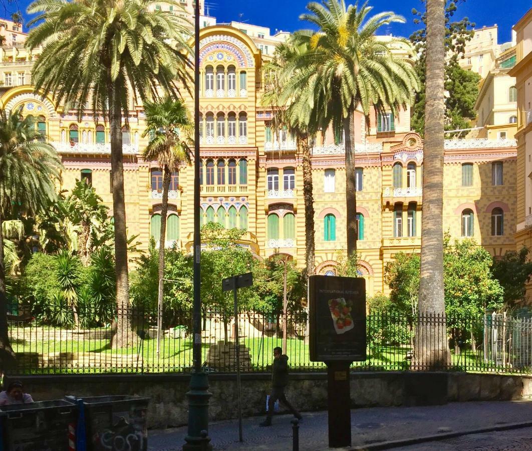 Bed and Breakfast Da Polly A Piazza Amedeo Neapel Exterior foto