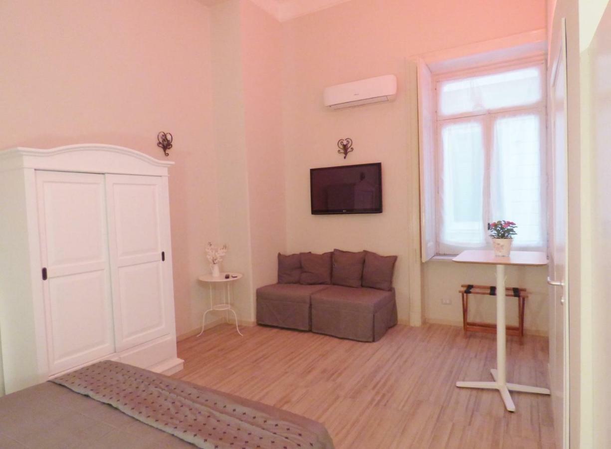 Bed and Breakfast Da Polly A Piazza Amedeo Neapel Exterior foto