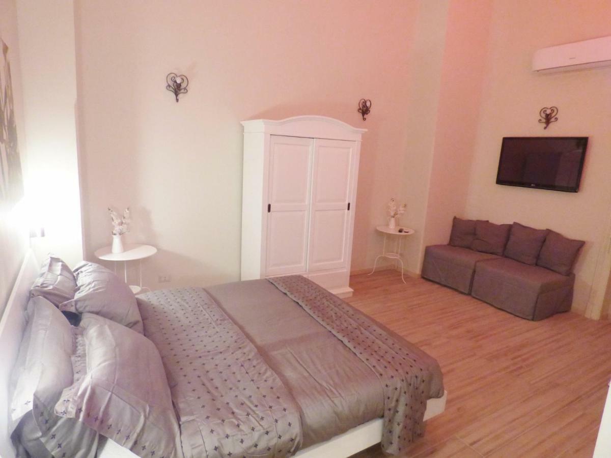Bed and Breakfast Da Polly A Piazza Amedeo Neapel Exterior foto