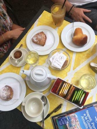 Bed and Breakfast Da Polly A Piazza Amedeo Neapel Exterior foto