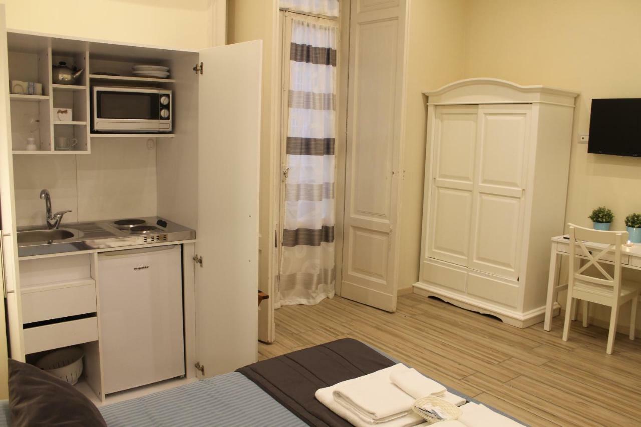 Bed and Breakfast Da Polly A Piazza Amedeo Neapel Exterior foto