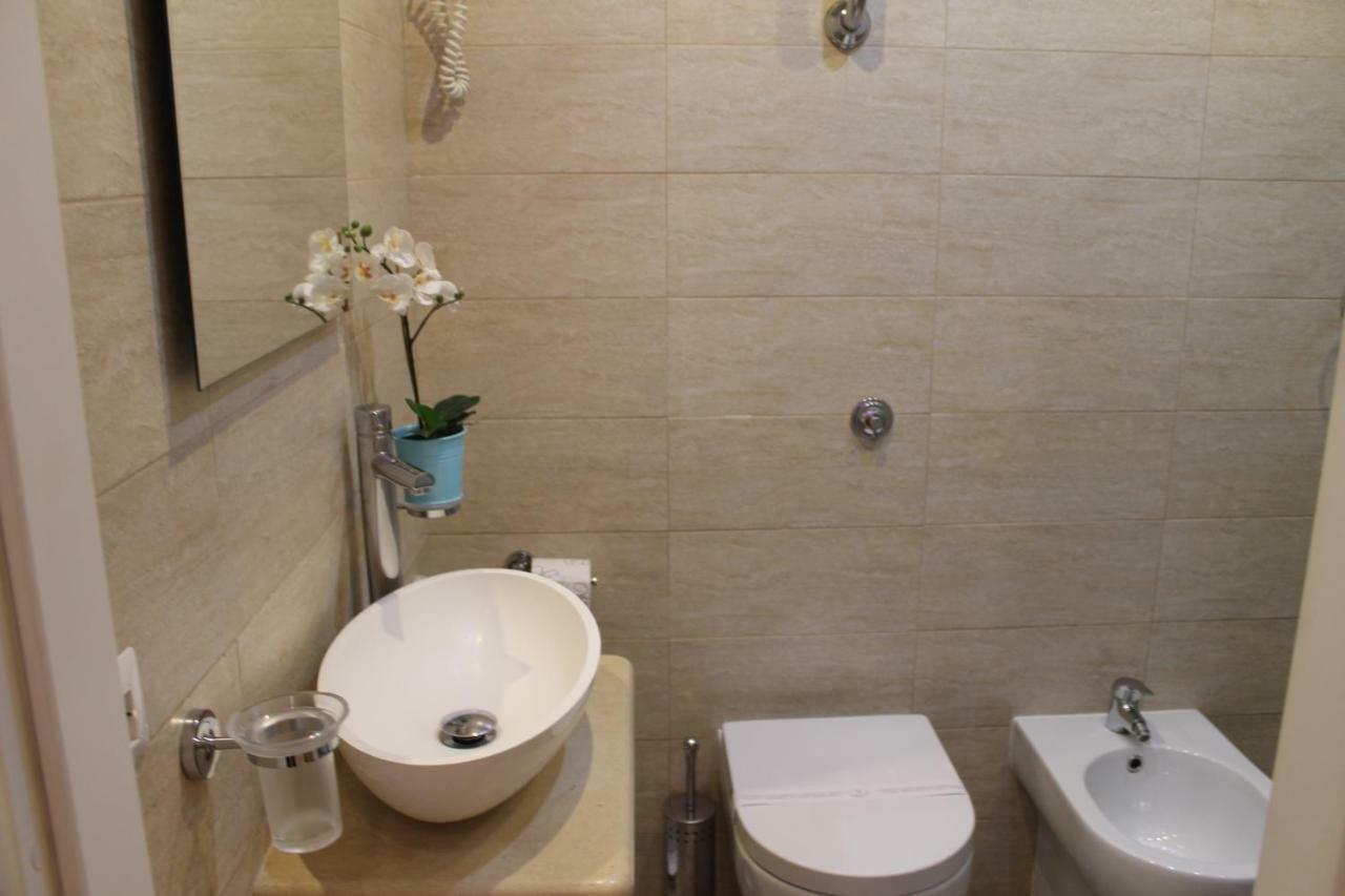 Bed and Breakfast Da Polly A Piazza Amedeo Neapel Exterior foto