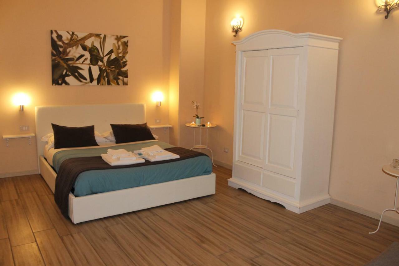 Bed and Breakfast Da Polly A Piazza Amedeo Neapel Exterior foto