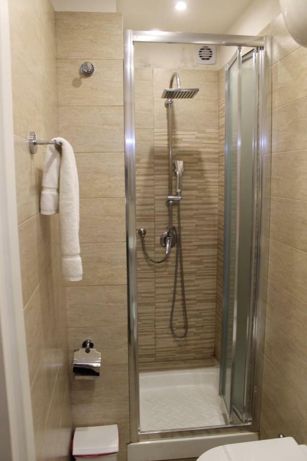 Bed and Breakfast Da Polly A Piazza Amedeo Neapel Exterior foto