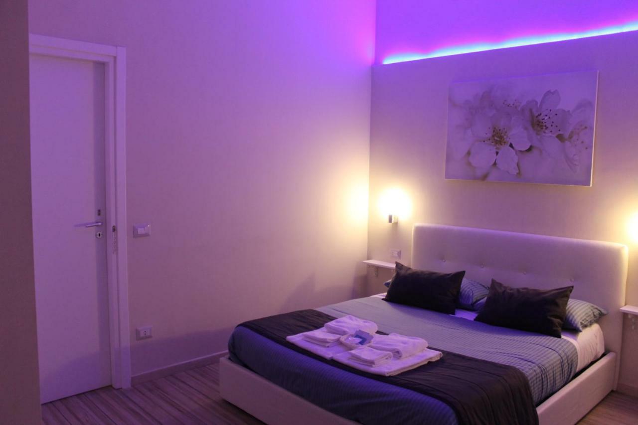 Bed and Breakfast Da Polly A Piazza Amedeo Neapel Exterior foto
