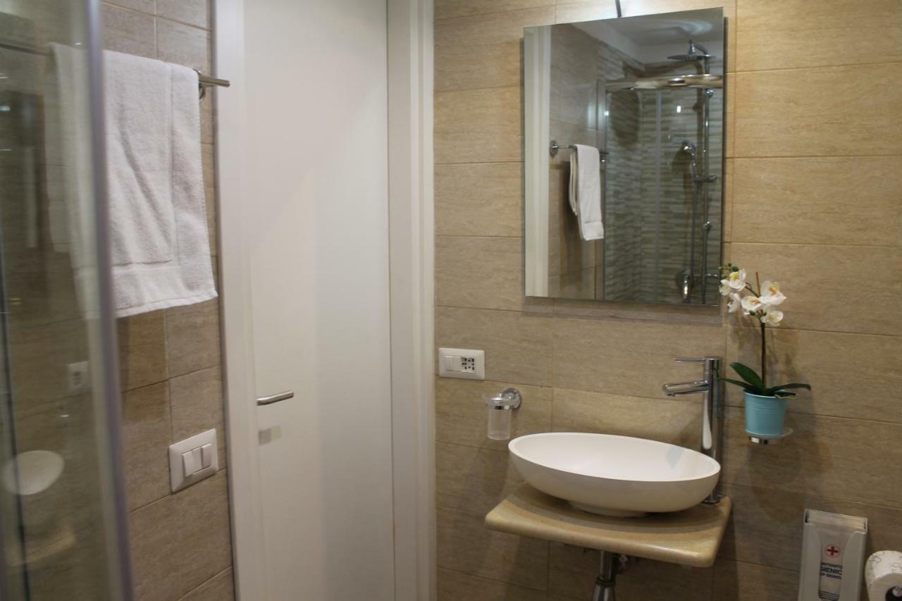 Bed and Breakfast Da Polly A Piazza Amedeo Neapel Exterior foto
