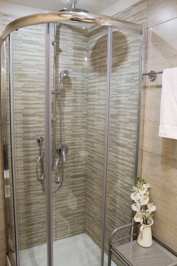 Bed and Breakfast Da Polly A Piazza Amedeo Neapel Exterior foto