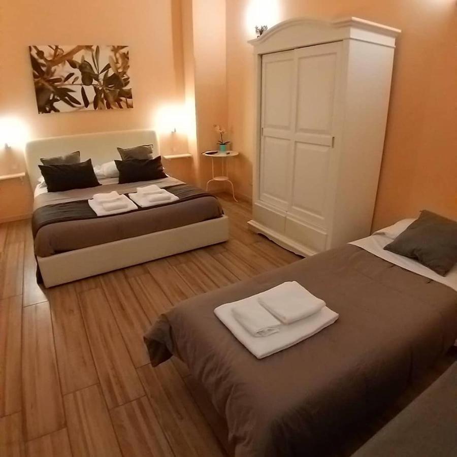Bed and Breakfast Da Polly A Piazza Amedeo Neapel Exterior foto